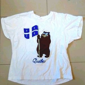 White t-shirt whit a bear holding a flag